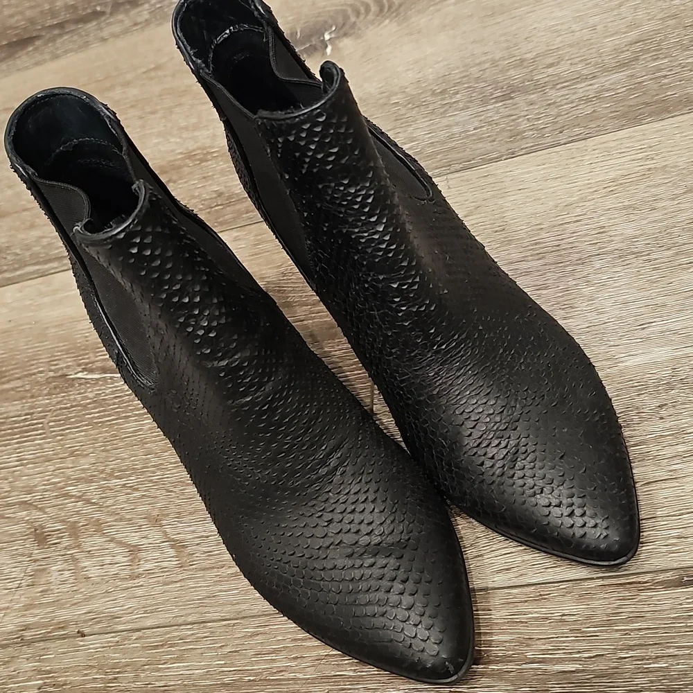 [Like New] ECCO Black Leather Snakeskin Textured Ankle Booties Sz 36